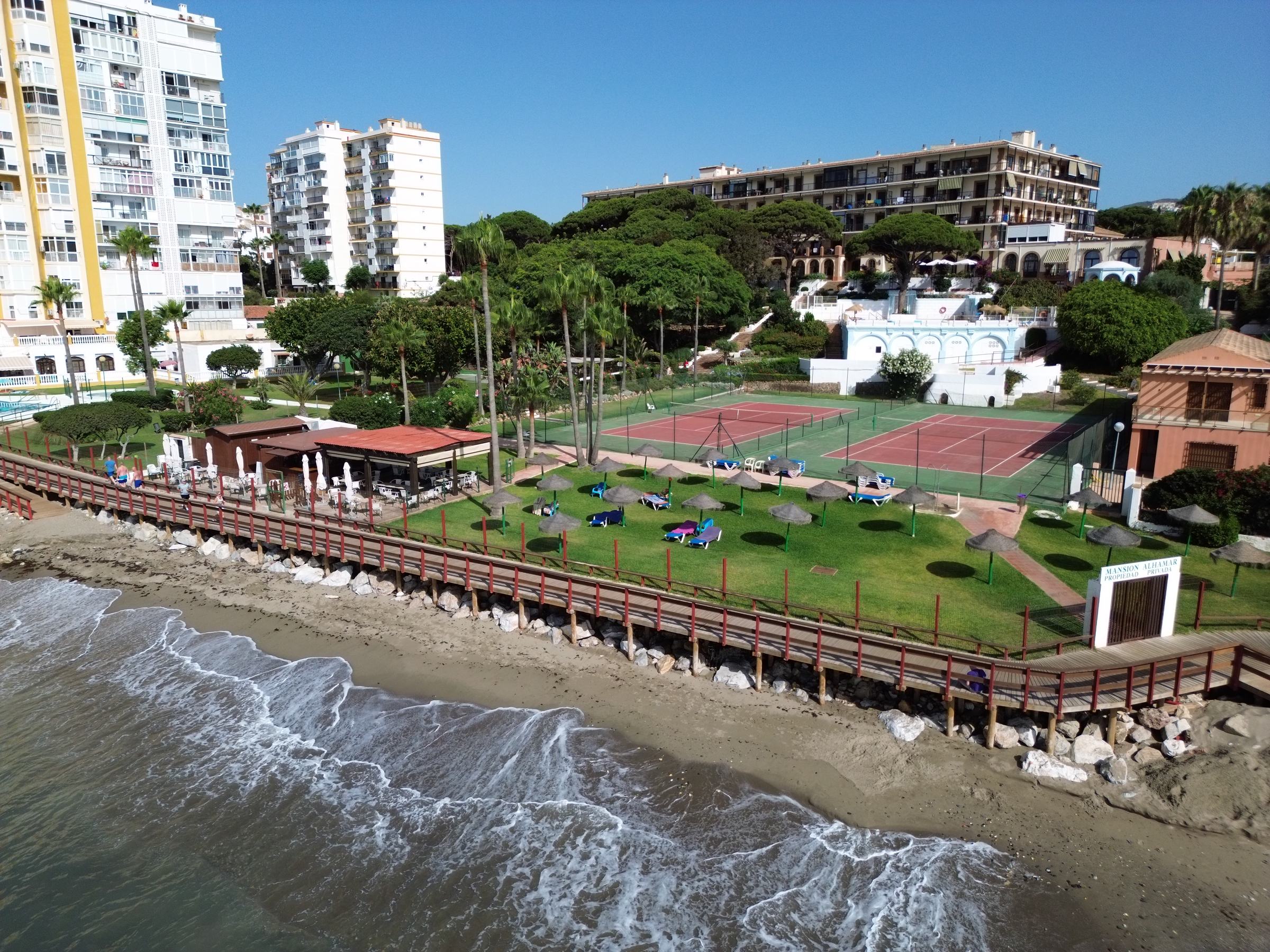 Vista aérea de la Mansión Alhamar y la playa de Calahonda